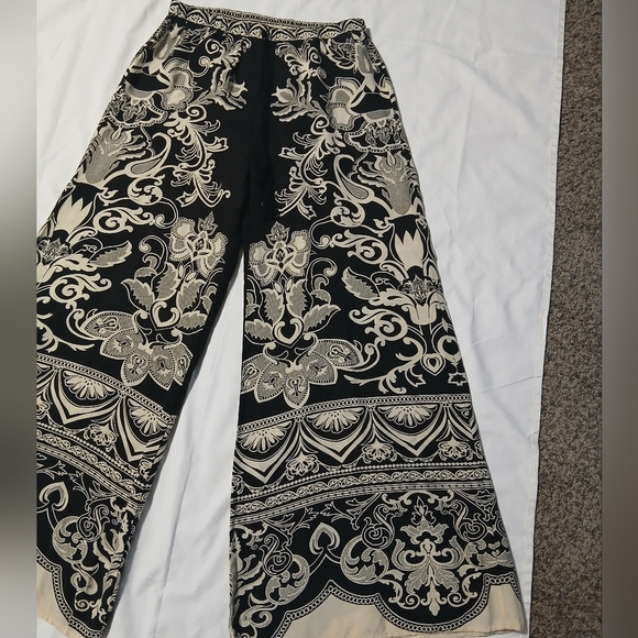 Women's Black and White Paisley Wide-Leg Pants - Picture 4 of 14